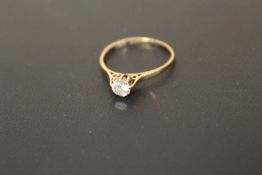A HALLMARKED 9 CT GOLD DRESS RING, SET WITH A CZ, APPROX WEIGHT 1.2 G