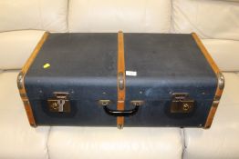 A VINTAGE BANDED TRAVEL STEAMER TRUNK