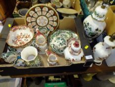 A TRAY OF ASSORTED MASON'S CHINA TO INCLUDE MANDALAY RED AND TWO LAMPS