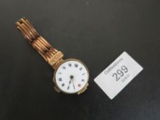 A VINTAGE WRISTWATCH ON EXPANDABLE ROSE GOLD BRACELET, STAMPED 9 CT, WATCH LACKING GLASS