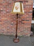 A VINTAGE REEDED COLUMN LAMP AND SHADE