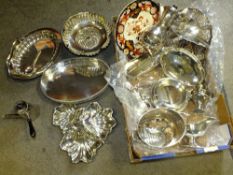A QUANTITY OF SILVER PLATED METALWARE TO INCLUDE A SWING HANDLED FOOTED DISH, SECTIONAL CAKE STAND