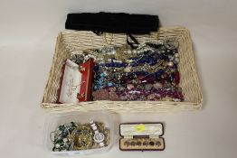 A QUANTITY OF VINTAGE COSTUME JEWELLERY TO INCLUDE A CASED SET OF DRESS BUTTONS