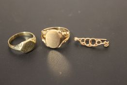 A YELLOW METAL DRESSING RING WITH CONTINENTAL MARKS TOGETHER WITH A GOLD PLATED RING AND A ROSE GOL