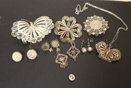 A SMALL QUANTITY OF SILVER FILIGREE BROOCHES ETC., TO INCLUDE A BUTTERFLY EXAMPLE