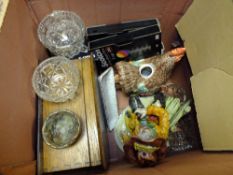 A MIXED BOX OF HOUSEHOLD ITEMS TO INCLUDE CERAMICS AND CASED CUTLERY