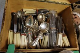 A WOODEN LIDDED BOX OF LOOSE FLATWARE