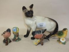 A BESWICK SEAL POINT CAT FIGURE TOGETHER WITH FOUR SMALL BESWICK BIRDS TO INCLUDE A GREENFINCH AND