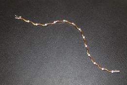 A HALLMARKED 9 CARAT GOLD BRACELET, SET WITH CLEAR STONES, APPROX WEIGHT 6.6G