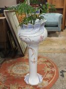 A RETRO STYLE JARDINAIRE ON STAND WITH HOUSE PLANT, H 85.5 CM