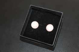 A PAIR OF HALLMARKED 9 CARAT GOLD AND PINK JASPERWARE STUD EARRINGS