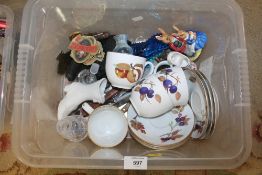 A BOX OF CERAMICS AND GLASSWARE TO INCLUDE ROYAL WORCESTER, ROYAL DOULTON, CAITHNESS ETC