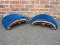 A PAIR OF VICTORIAN CURVED MAHOGANY FOOTSTOOLS, W 45 CM (2)