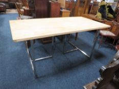 A VINTAGE OAK TOPPED DINING TABLE WITH CHROMED LEGS, H 78 CM, L 180 CM