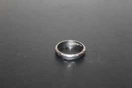 A HALLMARKED 18 CARAT WHITE GOLD BAND, APPROX WEIGHT 4.2G