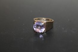 A HALLMARKED 9 CARAT GOLD AMETHYST RING, APPROX WEIGHT 4.3G