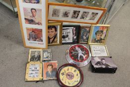 A BOX OF ELVIS PRESLEY MEMORABILIA TO INCLUDE A LIGHT UP WALL CLOCK TOGETHER WITH A COLLECTION OF