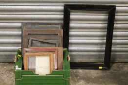 A COLLECTION OF VINTAGE PICTURE FRAMES TO INCLUDE OAK EXAMPLES