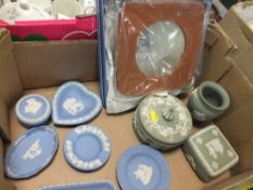 A BOX OF WEDGWOOD JASPERWARE TOGETHER WITH A BOXED WEDGWOOD LEATHER TABLE TOP MIRROR