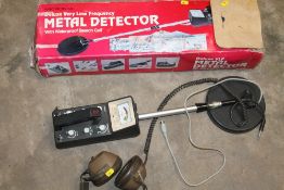 A DELUXE VLF METAL DETECTOR A/F (DAMAGED AND UNTESTED)