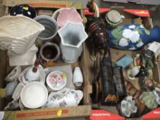 TWO TRAYS OF ASSORTED CERAMICS TO INCLUDE A BESWICK FERNBANK VASE, CERAMIC HORSE AND CART FIGURE