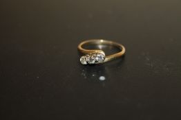A HALLMARKED 9 CARAT GOLD THREE STONE DIAMOND RING, APPROX WEIGHT 2G