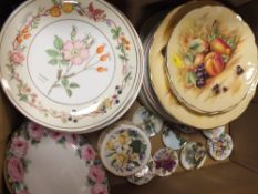 A QUANTITY OF COLLECTORS PLATES TO INCLUDE AYNSLEY ORCHARD GOLD, ROYAL ALBERT ETC