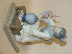 A LLADRO FIGURE OF A GEISHA ARRANGING FLOWERS, H 19 CM