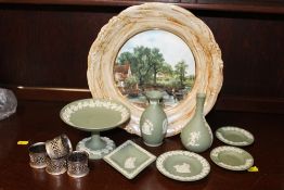 A COLLECTION OF GREEN WEDGWOOD JASPERWARE TO INCLUDE A COMPORT, FOUR PIN DISHES AND TWO VASES