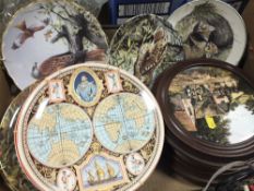 A TRAY OF COLLECTORS PLATES TO INCLUDE WEDGWOOD AND SPODE EXAMPLES
