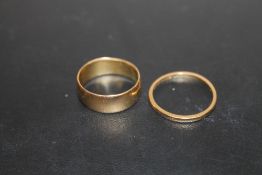 TWO HALLMARKED 22 CARAT GOLD BANDS, APPROX WEIGHT 6.9G
