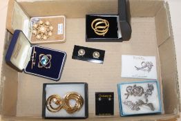 A COLLECTION OF BROOCHES AND MARCASITE JEWELLERY