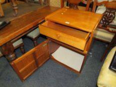 AN EDWARDIAN OAK EXTENDING DINING TABLE WITH ONE LEAF TOGETHER WITH FOUR CARVED OAK CHAIRS