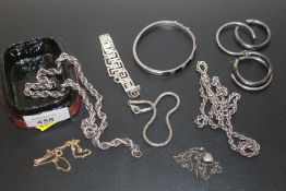 A COLLECTION OF STERLING SILVER AND WHITE METAL JEWELLERY TO INCLUDE BRACELETS, CHAINS, BANGLE ETC.