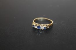 A HALLMARKED 18 CARAT GOLD FIVE STONE SAPPHIRE AND DIAMOND RING, APPROX RING 2.9G
