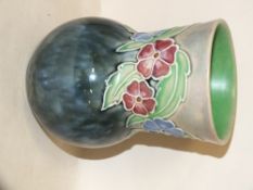A VINTAGE ROYAL DOULTON STONEWARE VASE WITH TUBE LINED FLORAL DETAIL, H 17 CM