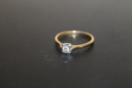 A HALLMARKED 18 CARAT GOLD DIAMOND SOLITAIRE RING, APPROX WEIGHT 2.1G