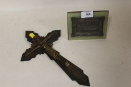 AN EASEL BACKED ONYX FRAMED PLAQUE OF THE LAST SUPPER TOGETHER WITH A BRONZE EFFECT CRUCIFIX