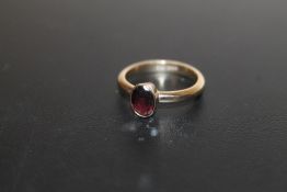A HALLMARKED 9 CARAT GOLD GARNET TYPE RING, APPROX WEIGHT 3.9G, RING SIZE Q