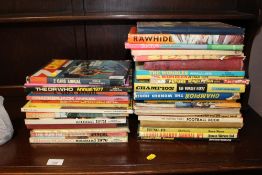 A COLLECTION OF VINTAGE ANNUALS TO INCLUDE DOCTOR WHO AND THE WOMBLES