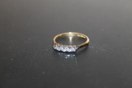AN 18CT GOLD FIVE STONE DIAMOND RING, APPROX WEIGHT 2.3G