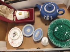 A BOX OF WEDGWOOD CERAMICS TO INCLUDE A NAVY BLUE WEDGWOOD JASPERWARE TEA POT TOGETHER WITH A