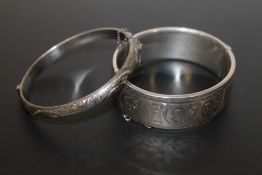 A SELECTION OF SILVER BANGLES - APPROX 70.2G