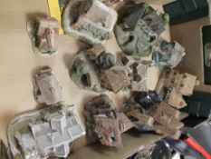 A COLLECTION OF DAVID WINTER AND LILLIPUT LANE COTTAGE FIGURES ETC