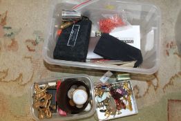 A BOX OF COLLECTABLES AND COSTUME JEWELLERY TO INCLUDE COINS