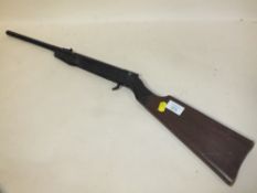 A FAIRGROUND STYLE SPRING LOADED AIR RIFLE, OVERALL LENGTH 84 CM