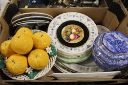 A TRAY OF CABINET PLATES TO INCLUDE AN AYNSLEY ORCHARD GOLD EXAMPLE AND OTHER CERAMICS PLUS A TRAY