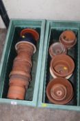 A QUANTITY OF PLANT POTS TO INCLUDE TERRACOTTA EXAMPLES - SOME WITH DAMAGE