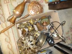 A BOX OF ASSORTED METALWARE TO INCLUDE COPPER AND BRASS EXAMPLES
