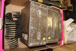 A BOX OF MILITARIA TO INCLUDE THREE BRITISH AMMO TINS AND A MACHINE GUN BELT